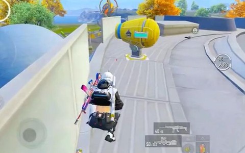 绝地求生怎么蹲着走